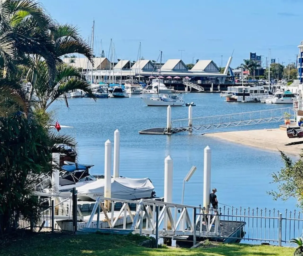 Marina Views - Waterfront And Sleeps 8 People Villa Buddina
